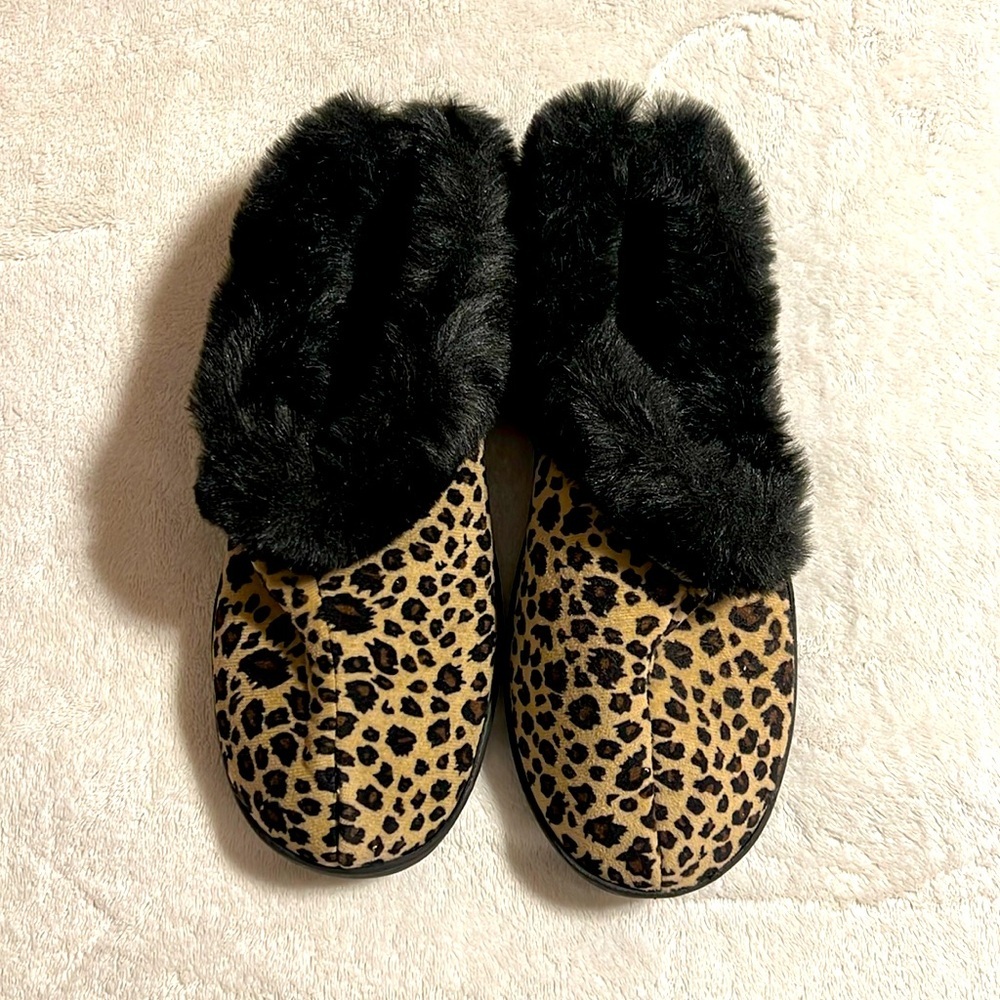 DEARFIAMS. Leopard faux fur slippers. Sizes 8, 9 (2 pairs). Super comfortable